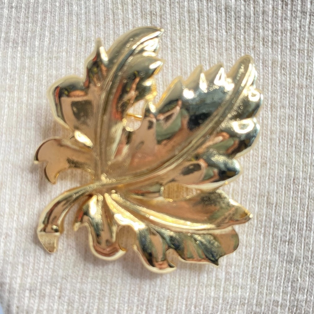 💎Gold Tone Maple Leaf Brooch Pin Autumn Figural Nature Vintage Costume Jewelry